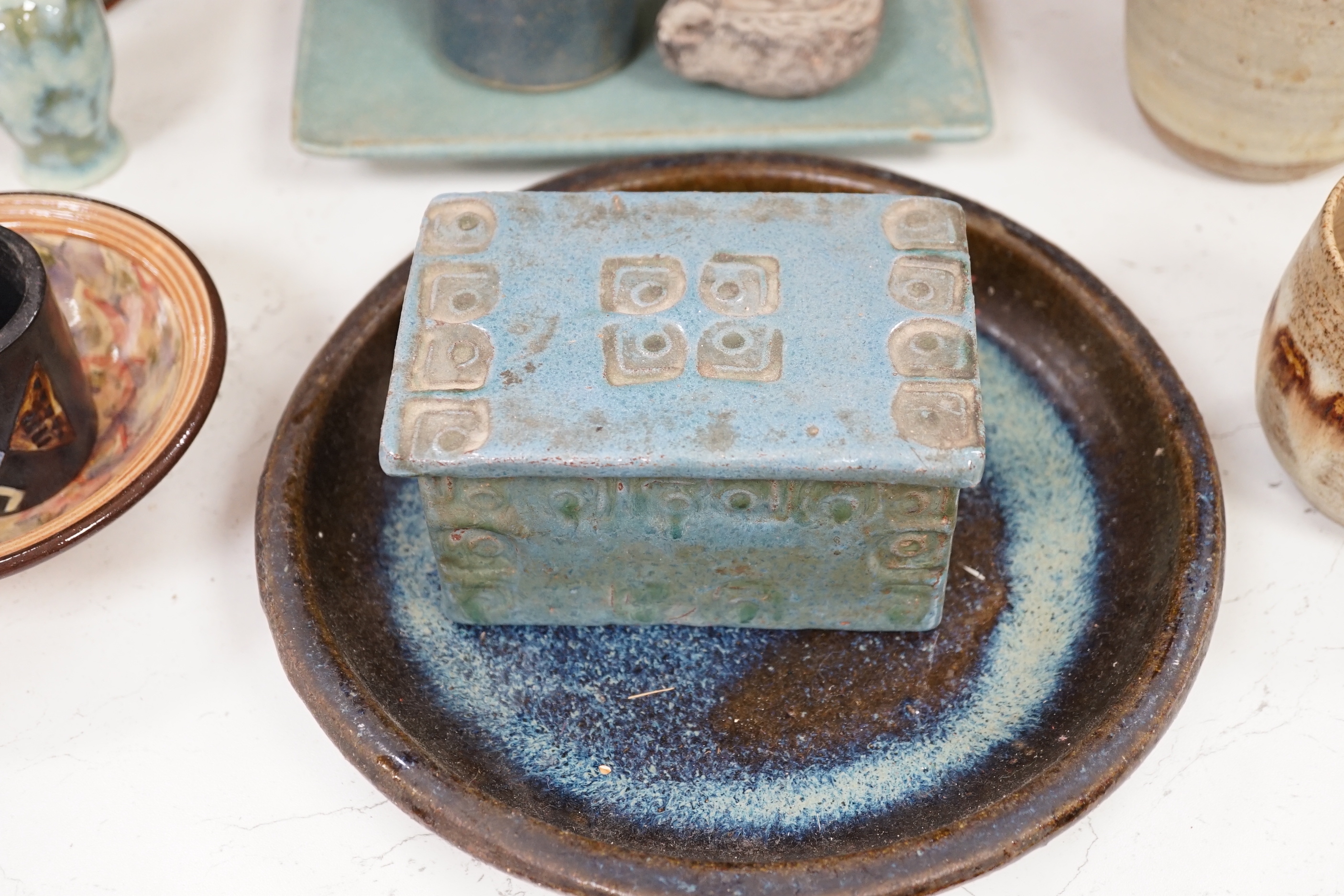 A quantity of mixed studio pottery, two Doulton vases, a large Bourne mug, a Roman style lamp, etc (19)